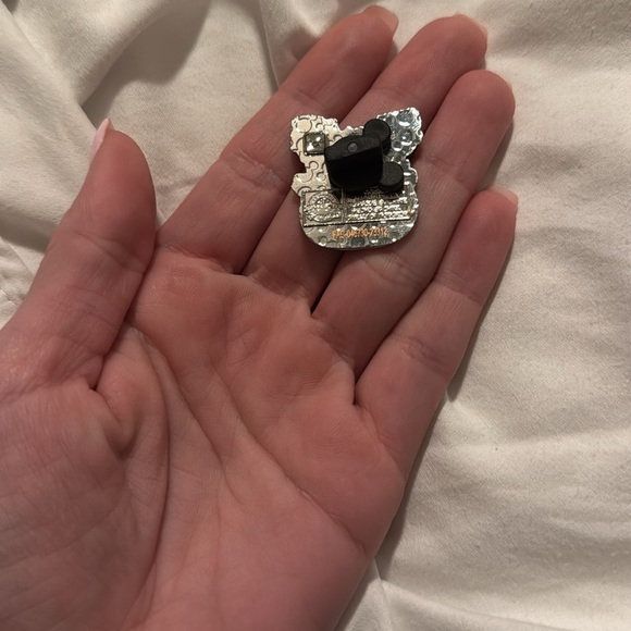 Disney Munchlings mystery pin featuring Bambi as a lettuce wrap from Series 2 - Picture 2 of 2